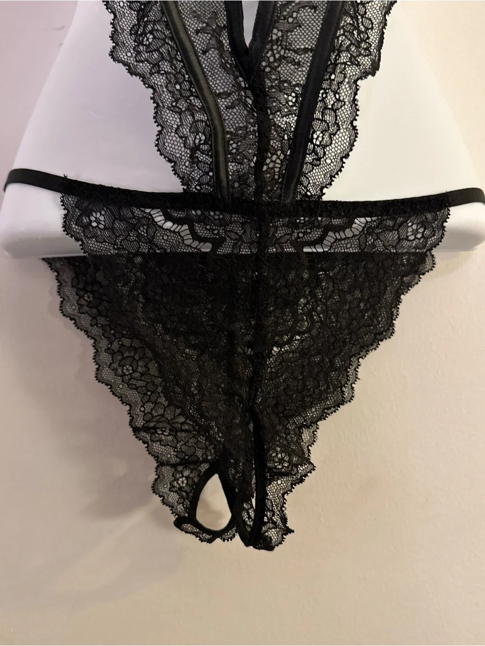 VS | Black Soft Cup Crotchless Bodysuit